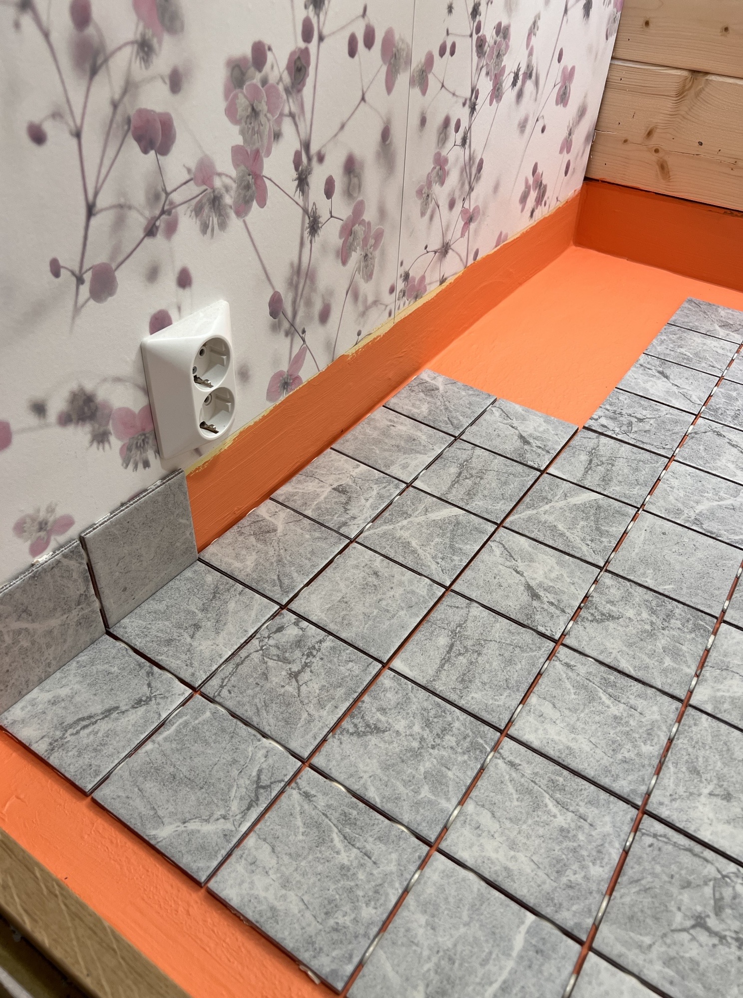 Omakotitalon wc:n lattiaremppa