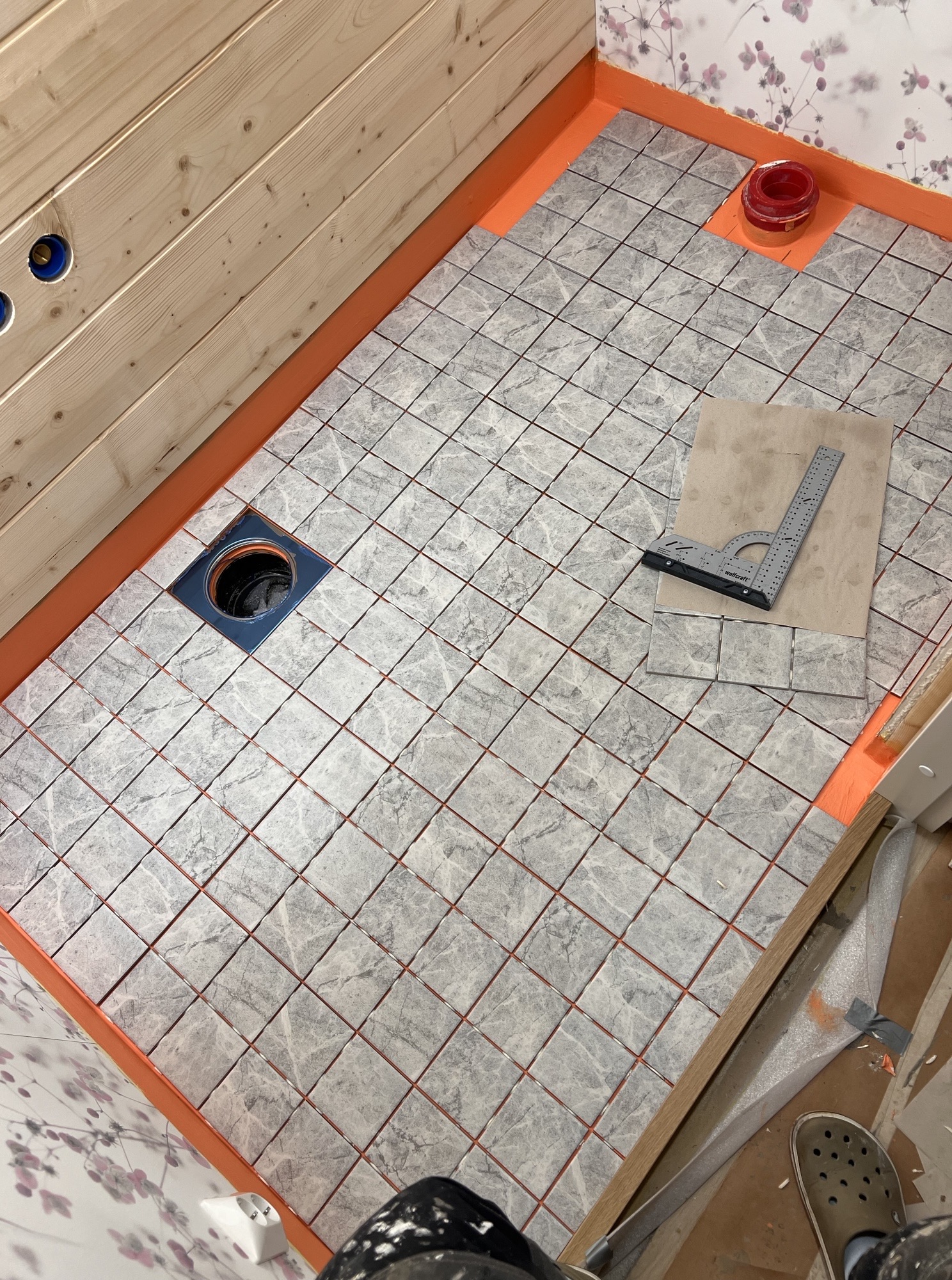 Omakotitalon wc:n lattiaremppa