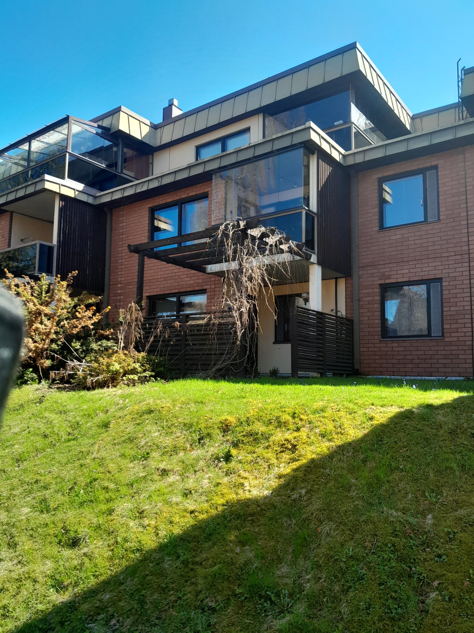 Kerrostaloyhtiön ikkunoiden maalaus (ulkopuoliset osat)