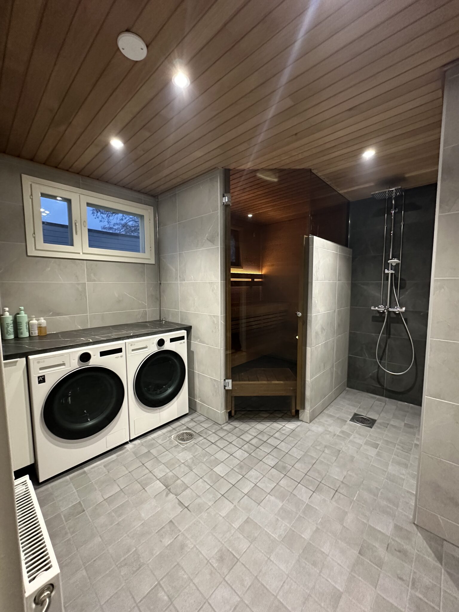 Moderni kylpyhuone ja sauna