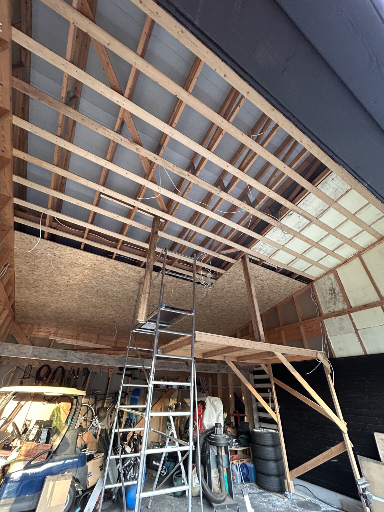 Autokatoksen katon levytys