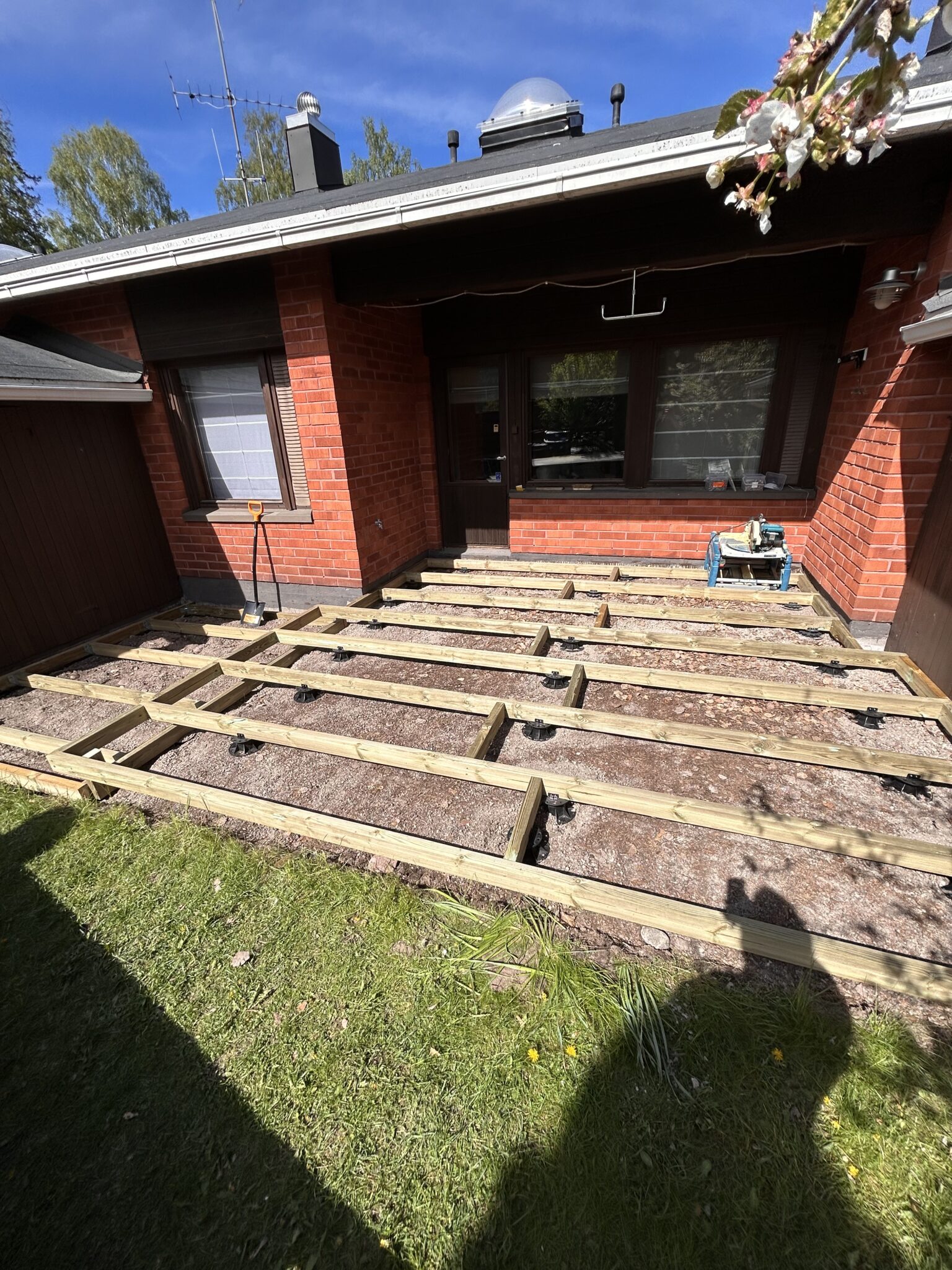 Terassin rakennus rivitalokohteessa