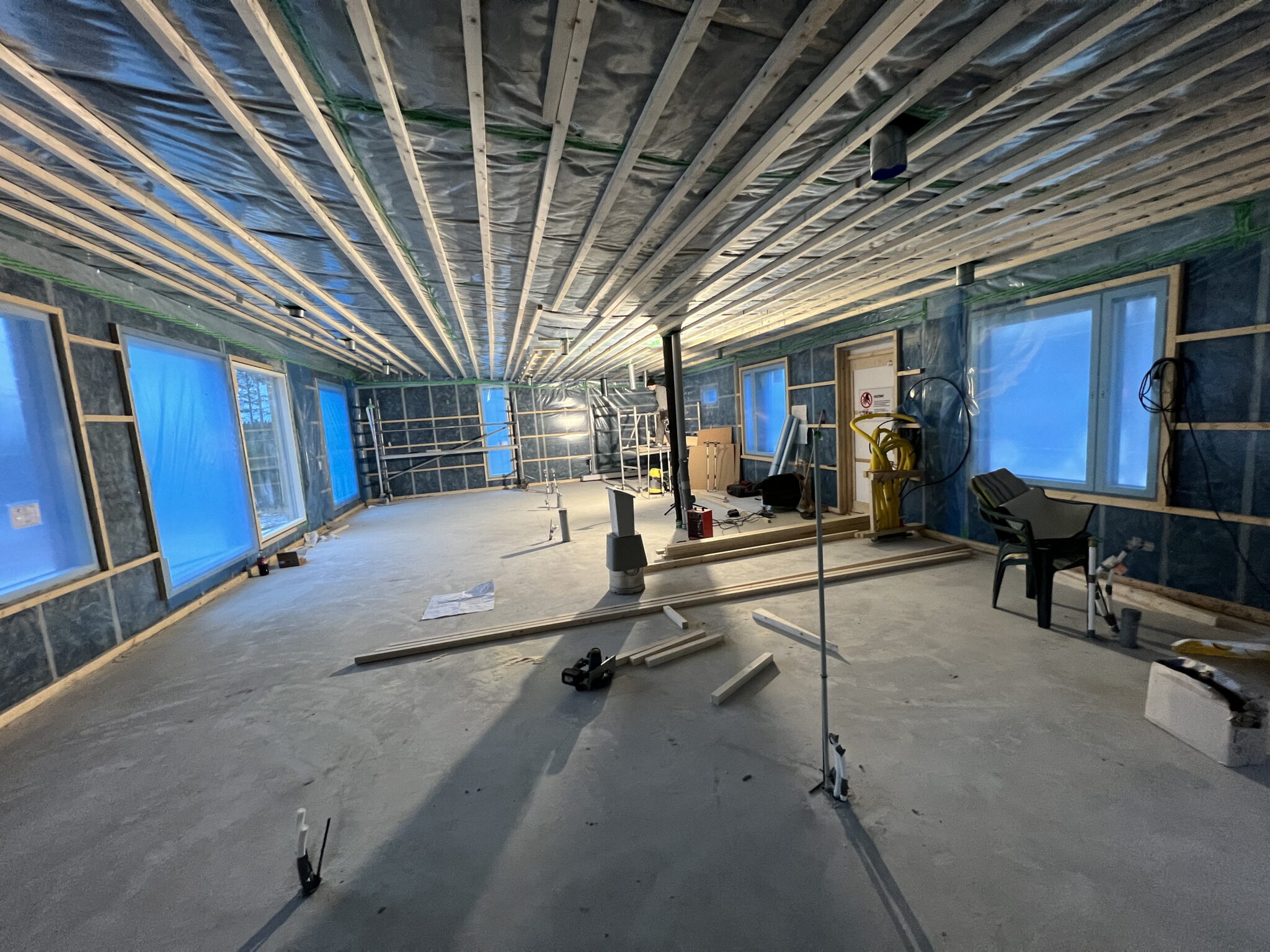 Sisäkaton koolaus, panelointi ja viimeistely uudiskohteessa