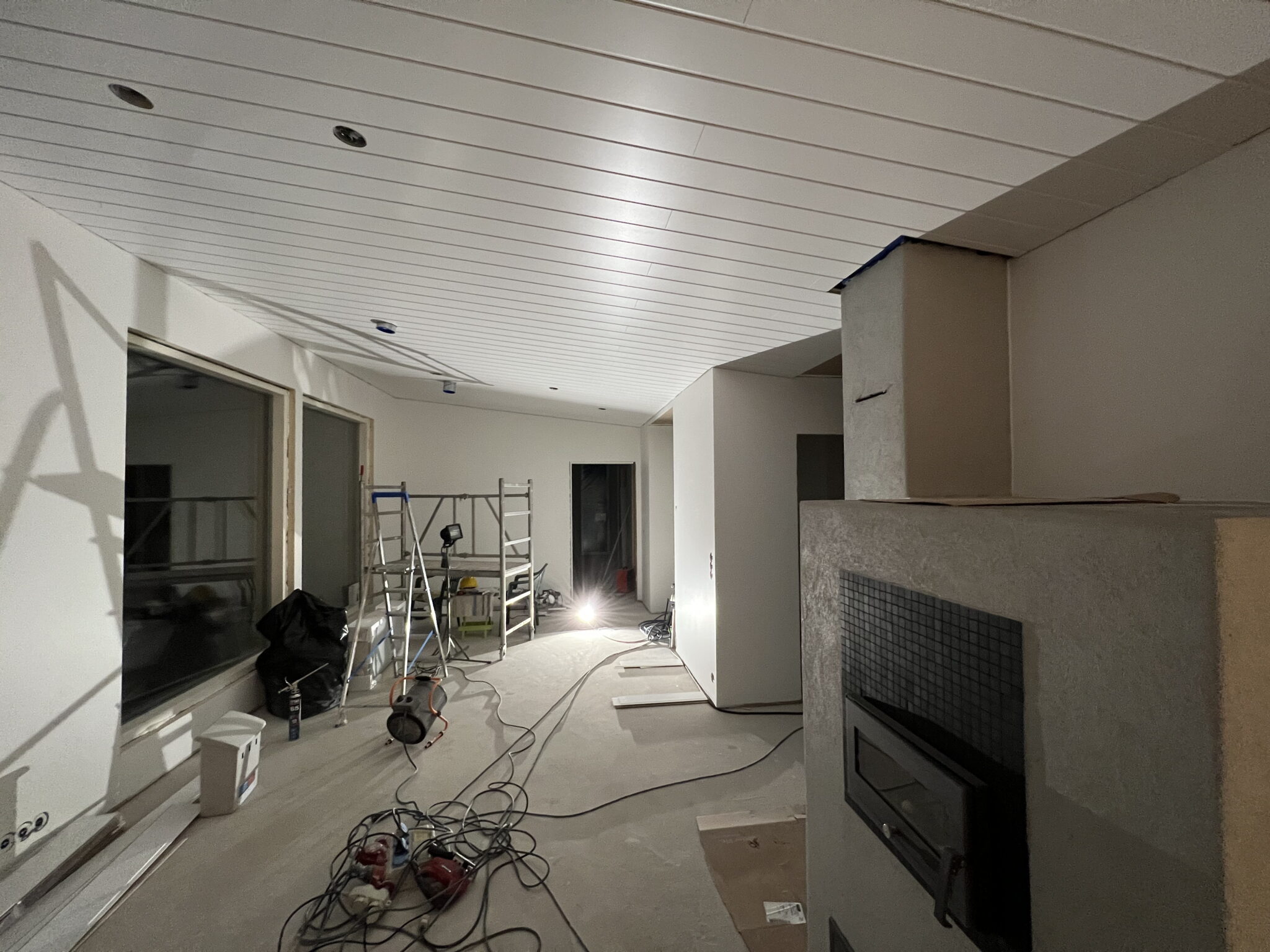 Sisäkaton koolaus, panelointi ja viimeistely uudiskohteessa