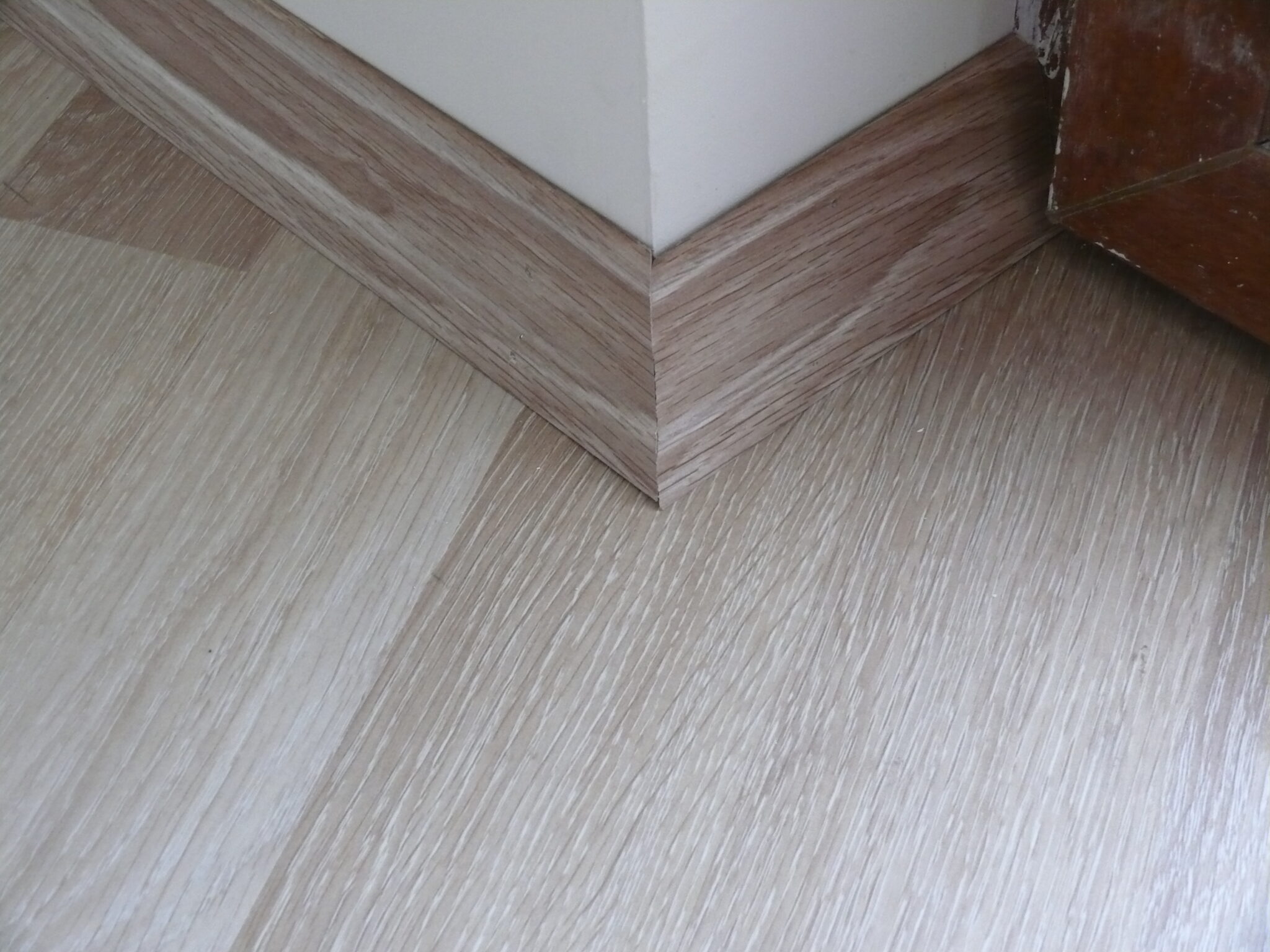 Laminaattilattian ja listojen asennus