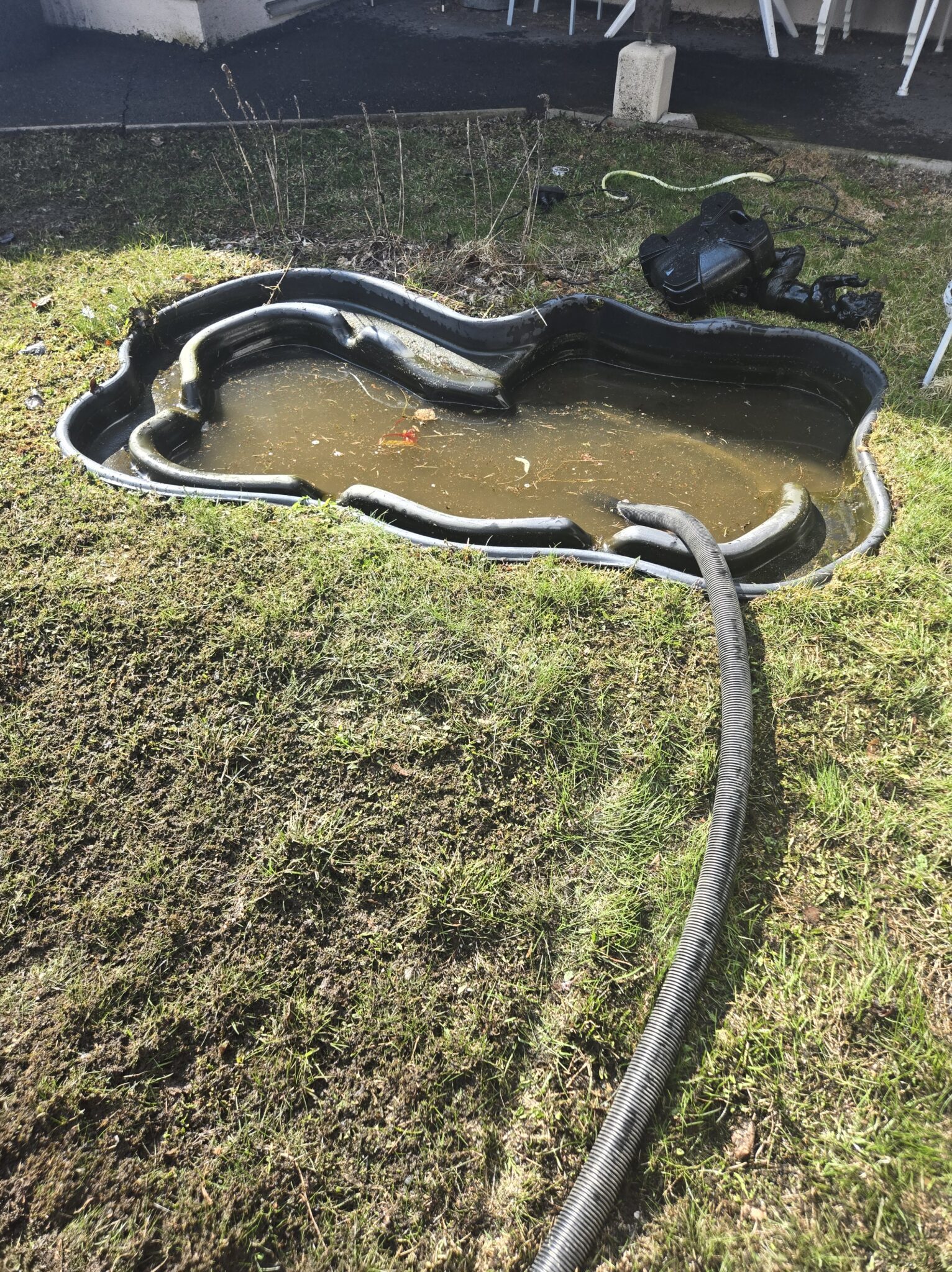 Pienen suihkulähteen tyhjennys ja pesu