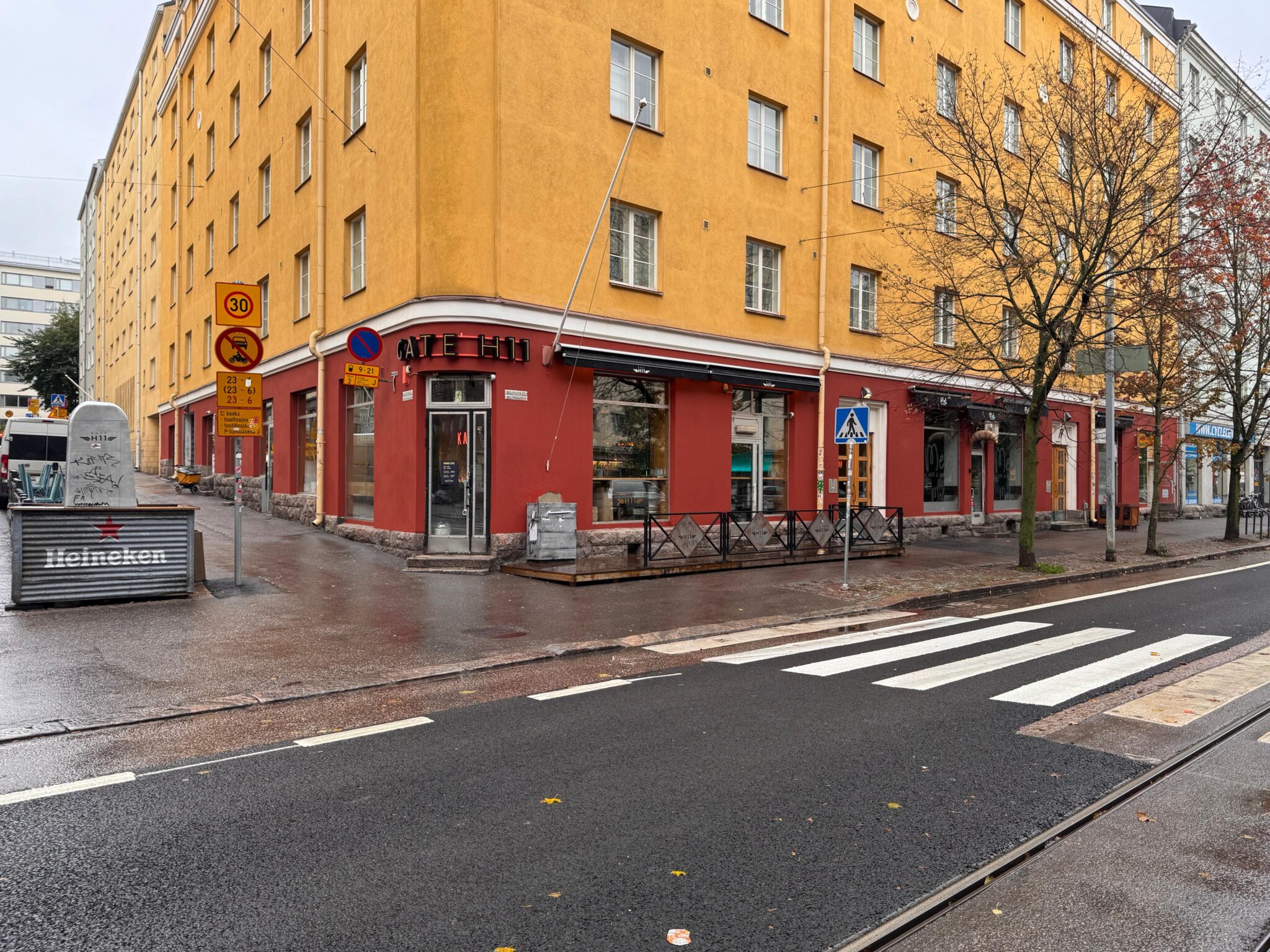 Kerrostalon julkisivun maalaus.