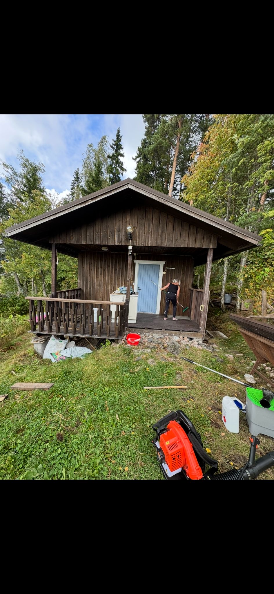 Vanhan terassin purkaminen ja uuden rakentaminen, sekä mökin maalaus