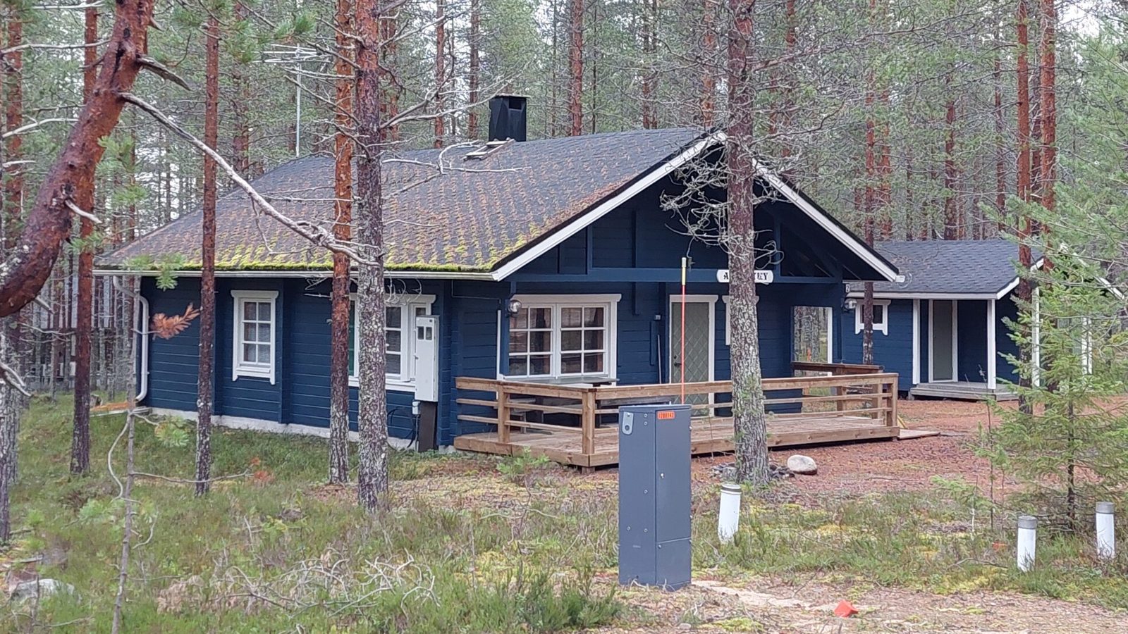 Sammaloitunut palahuopakatto mökillä ennen katon kunnostusta