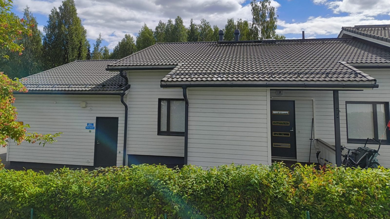 Rivitaloyhtiön tiilikatto ennen katon pesua ja huoltoa
