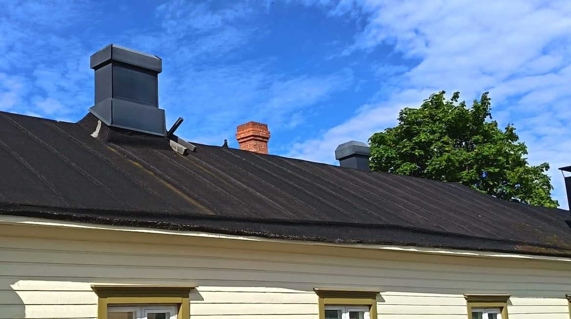 Vanhan puutalon rimahuopakatto, peltihatulliset piiput ja tiilipiippu ennen vesikaton uusimista